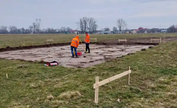 po kliknięciu przejście do albumu - tyczenie budynku geodeci wytyczają budynek
